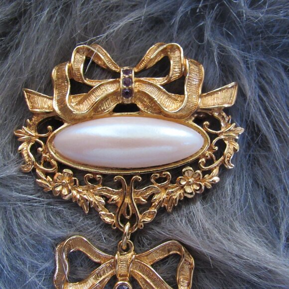 VINTAGE-AVON-JEWELED BROOCH-DANGLING BOW-PURPLE "AMETHYST"-OVAL PEARL - Picture 2 of 7